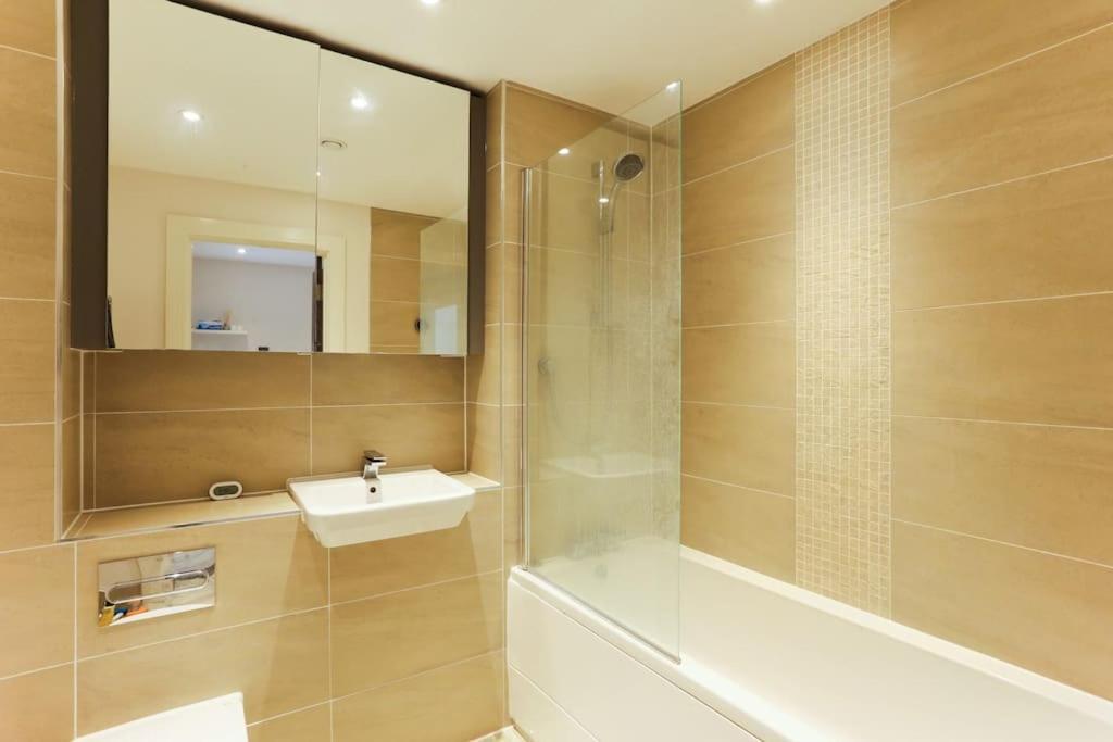 Idyllic Thames Riverside Apartment With Free Parking 埃尔沃斯 外观 照片